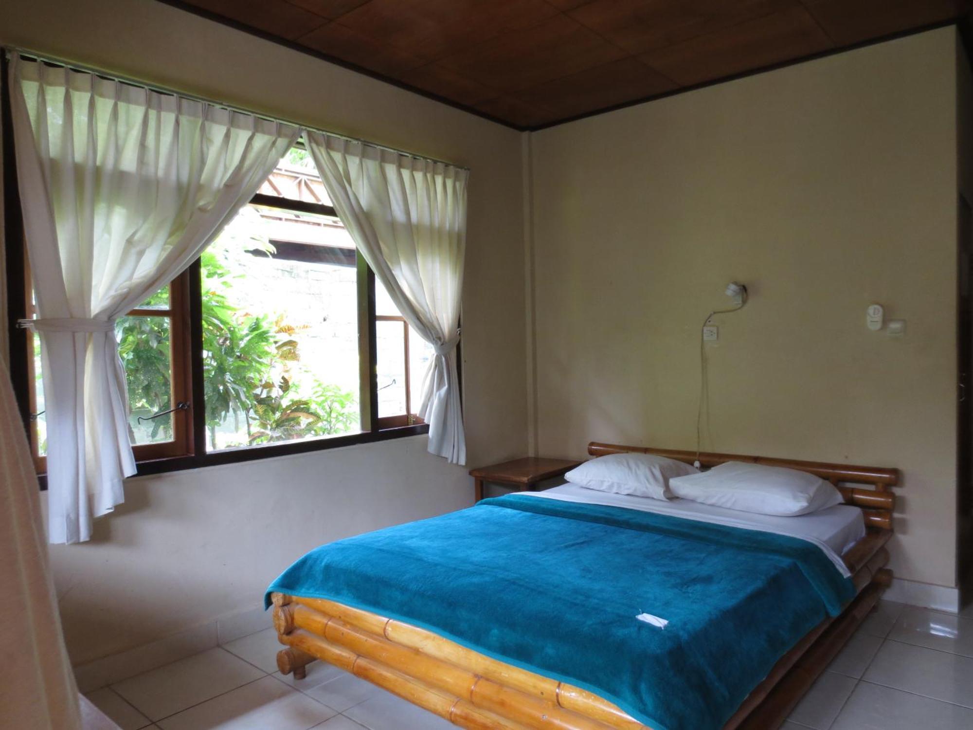 Paradise Palm Beach Bungalows And Dive Center Tulamben Екстериор снимка