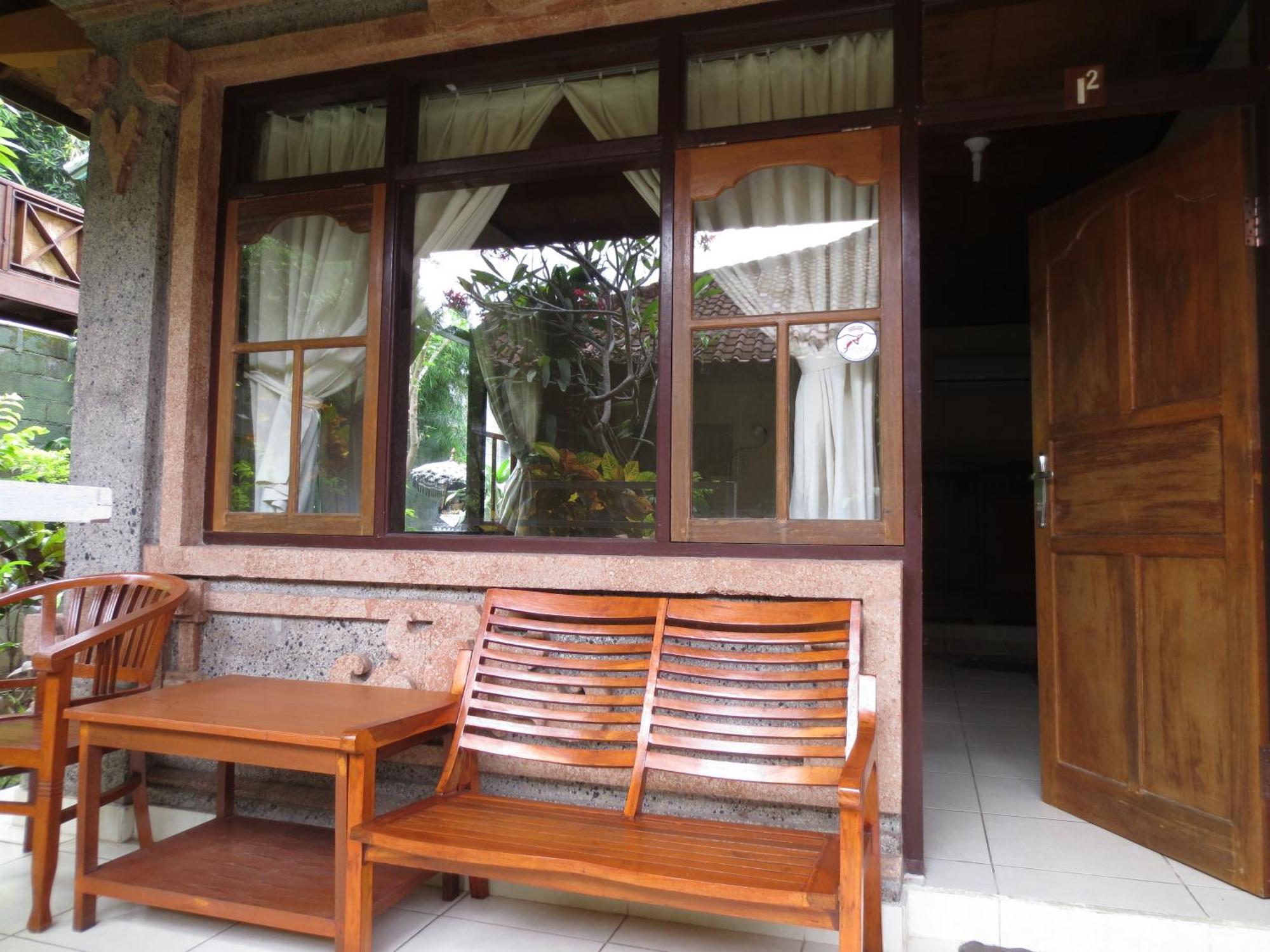 Paradise Palm Beach Bungalows And Dive Center Tulamben Екстериор снимка