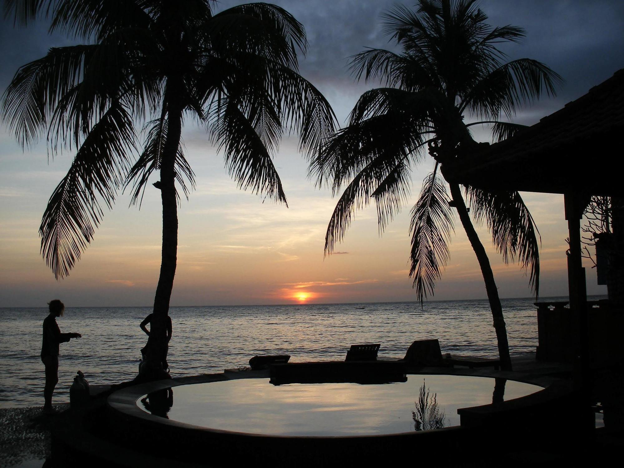 Paradise Palm Beach Bungalows And Dive Center Tulamben Екстериор снимка